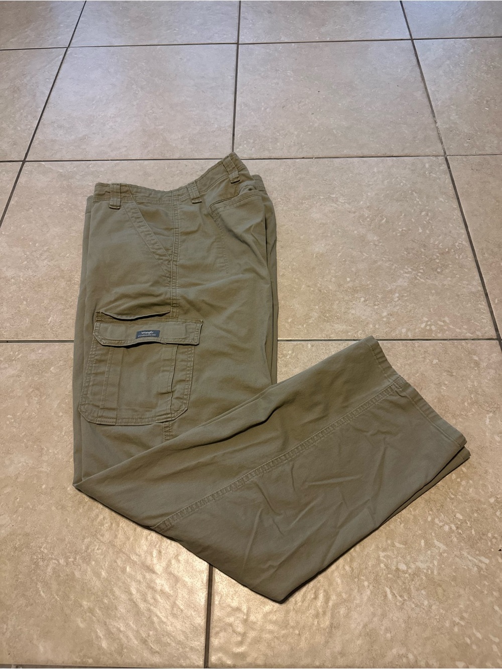 MEN WRANGLER FLAT FRONT RELAXED FIT SIZE 40 X 32